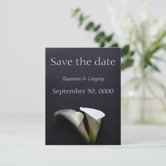 Save The Date Calla ment sur un arrière - plan sombre (Debout devant)