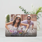 Save The Date Calligraphie blanche moderne Script photo minimali (Debout devant)