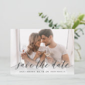 Save The Date Calligraphie intemporelle | Photo horizontale (Debout devant)