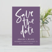 Save The Date Calligraphie manuscrite violet Enregistrer la date (Debout devant)