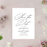 Save The Date Calligraphie minimaliste moderne Mariage noir<br><div class="desc">Annoncez la bonne nouvelle en style avec cet élégant enregistrer la carte de date avec élégante calligraphie. Le revers de la page offre plus de place pour les détails supplémentaires que vous souhaiteriez fournir à vos invités.</div>