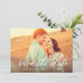 Save The Date Calligraphie Moderne Blanche Photo de Mariage (Debout devant)