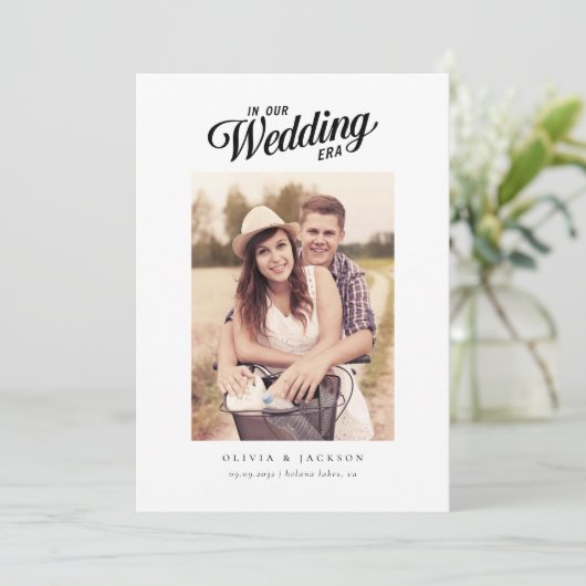 Save The Date Calligraphie Script Mariage photo moderne (Debout devant)