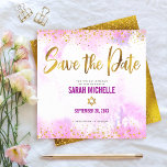 Save The Date Carré de script bat mitzvah Pink Watercolor Gold<br><div class="desc">Assurez-vous que tous vos amis et parents pourront célébrer le Bat mitzvah de votre fille! Envoyez cette superbe feuille d'or brillant, moderne et brillant, des points de parties scintillant et un script de typographie contre un arrière - plan d'aquarelle rose doux, personnalisé "Save the Date" carte faire-part. Faux feuille d'or...</div>