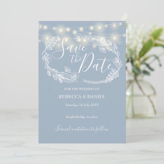 Save The Date Chaîne Lights Floral Dusty Mariage bleu (Debout devant)