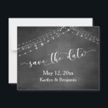 Save The Date Chalkboard Chaînes de lumière Calligraphie Enregis<br><div class="desc">Cette suite de designs rustiques et élégants pour mariage et événement présente quelques tendances design mariages populaires combinées de façon fraîche. Avec un arrière - plan en damier texturé et deux cordes d'accents lumineux scintillants, j'ai combiné une belle police de script moderne de ma collection pour rendre graphique représentant des...</div>
