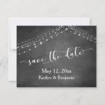 Save The Date Chalkboard Chaînes de lumière Calligraphie Enregis<br><div class="desc">Cette suite de designs rustiques et élégants pour mariage et événement présente quelques tendances design mariages populaires combinées de façon fraîche. Avec un arrière - plan en damier texturé et deux cordes d'accents lumineux scintillants, j'ai combiné une belle police de script moderne de ma collection pour rendre graphique représentant des...</div>