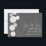 Save The Date Chalkboard Inspiré Lanternes Blanches Enregistrer<br><div class="desc">Un mariage,  sauf la date avec l'illustration d'un groupe de lanternes de jardin blanches. L'Arrière - plan est inspiré du tableau de bord. Personnalisez le texte à l'avant.</div>