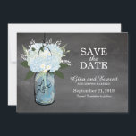 Save The Date Chalkboard Mason Jar Hydrangeas | ENREGISTRER LA D<br><div class="desc">Idéal pour un Mariage de style campagnard ou peut-être que vous aimez juste Mason Jars pour n'importe quel événement! Un élégant pot Mason rempli de fleurs dans les couleurs du bleu et du bleu Sage fleurs Hydrangea avec des fleurs sauvages de marguerites blanches avec un arrière - plan Chalkboard. Si...</div>