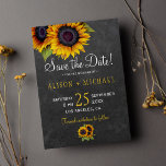 Save The Date Chalkboard tournesol rustique enregistrer la date<br><div class="desc">Un élégant mariage de automne élégant et rustique permet de sauvegarder la carte de modèle de date sur un tableau noir gris avec des bouquets de tournesols. Remplissez vos informations dans les zones, Vous pouvez choisir de le customiser en changeant encore les polices et les couleurs du lettrage. — L'invitation...</div>