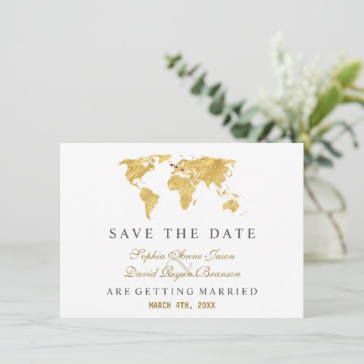 Save The Date Charm Destination Gold World Map Wedding (Debout devant)