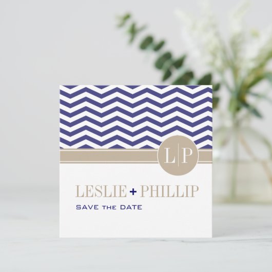 Save The Date Chic Chevron Monogram Enregistrer la date | marine (Debout devant)