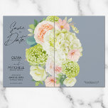 Save The Date Chic Floral Dusty Blue Mariage<br><div class="desc">Belle aquarelle blanche et verte hydrangées,  roses roses et crème,  marguerites,  petites fleurs et feuilles sur bleu poussiéreux,  ce mariage enregistrer les cartes de date de mettre vos détails dans le lettrage chic. CORRESPONDRE des articles dans notre magasin.</div>
