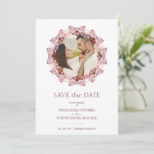 Save The Date Chic Pink & Red Flourish Lace Effect Photo Couple (Debout devant)