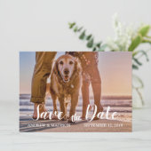 Save The Date Chien sur la plage avec deux couples Enregistrer l (Debout devant)
