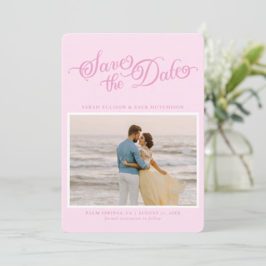 Save The Date Classy Pastel Rose Élégant Script Enregistrer La D (Debout devant)