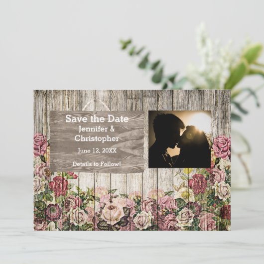 Save The Date Clôture en bois avec Rose peint Couple Photo (Debout devant)