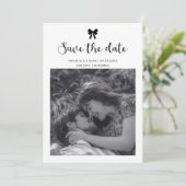 Save The Date Code QR de mariage à la calligraphie avec nœud coq (Debout devant)