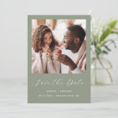 Save The Date Code QR de Minimal One Photo Script Vert Sauge (Debout devant)