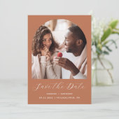 Save The Date Code QR de Script de Photographie Minimal Terracot (Debout devant)