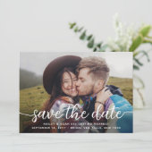 Save The Date Code QR & Deux Photos Simple Écriture Moderne Mari (Debout devant)
