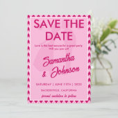 Save The Date Code QR élégant à rayures chevron rose tendre (Debout devant)