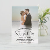 Save The Date Code QR Elle a dit oui ! Fiançailles de mariage 2 (Debout devant)