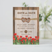 Save The Date Coeurs en bois monogramme avec tulipes rouges (Debout devant)