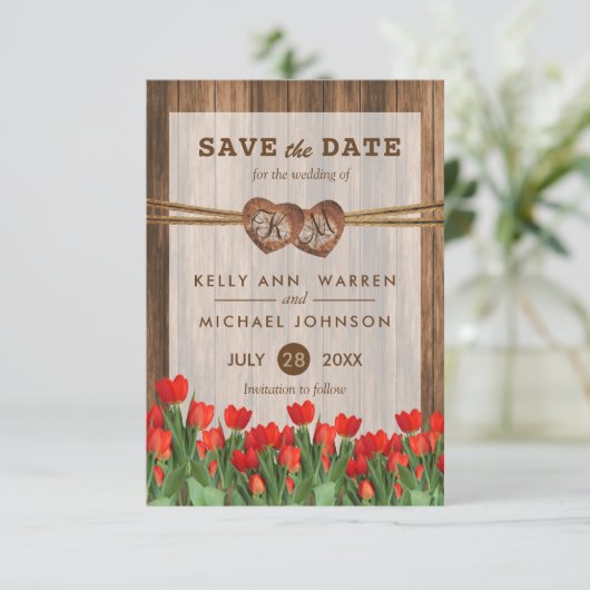 Save The Date Coeurs en bois monogramme avec tulipes rouges (Debout devant)