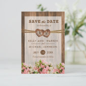 Save The Date Cœurs en bois monogrammes avec roses roses et blan (Debout devant)