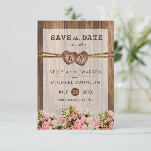 Save The Date Cœurs en bois monogrammes avec roses roses et blan (Debout devant)