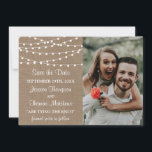 Save The Date Collection de Mariages Rustic Burlap<br><div class="desc">Célébrez en style avec ces photos mariages rustiques et très tendance enregistrer les cartes de dates. Ajoutez facilement votre propre texte personnalisé et votre photo à la conception à l'aide des cases de modèle ou cliquez pour customiser plus loin pour apporter des modifications plus avancées. Les éléments mariages correspondants se...</div>