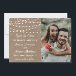 Save The Date Collection de Mariages Rustic Burlap<br><div class="desc">Célébrez en style avec ces photos mariages rustiques et très tendance enregistrer les cartes de dates. Ajoutez facilement votre propre texte personnalisé et votre photo à la conception à l'aide des cases de modèle ou cliquez pour customiser plus loin pour apporter des modifications plus avancées. Les éléments mariages correspondants se...</div>