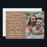 Save The Date Collection de Mariages Rustic Kraft<br><div class="desc">Célébrez en style avec ces photos mariages rustiques et très tendance enregistrer les cartes de dates. Ajoutez facilement votre propre texte personnalisé et votre photo à la conception à l'aide des cases de modèle ou cliquez pour customiser plus loin pour apporter des modifications plus avancées. Les éléments mariages correspondants se...</div>