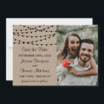 Save The Date Collection de Mariages Rustic Kraft<br><div class="desc">Célébrez en style avec ces photos mariages rustiques et très tendance enregistrer les cartes de dates. Ajoutez facilement votre propre texte personnalisé et votre photo à la conception à l'aide des cases de modèle ou cliquez pour customiser plus loin pour apporter des modifications plus avancées. Les éléments mariages correspondants se...</div>