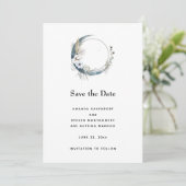 Save The Date Crescent Bleu Lune avec Mariage Fleurs Blanches (Debout devant)