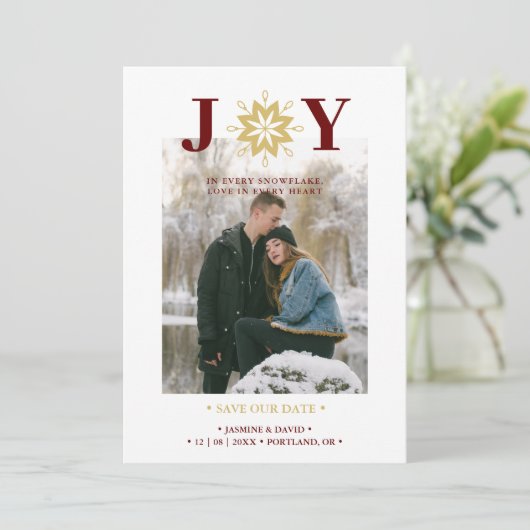 Save The Date Cute Christmas Joy Snowflake Red & Fake Gold Photo (Debout devant)