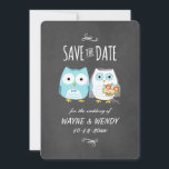 Save The Date Cute Owls Mariage Chalkboard Style Enregistrer la<br><div class="desc">Un marié de hibou bleu clair portant une cravate arc et une chemise fantaisie fantaisie se tient la main avec sa belle mariée de hibou tenant un bouquet de fleurs coloré. Un plaisir Save the Date mariage carte de faire-part que vos invités mettront à l’affiche parce qu’elle est si mignonne....</div>