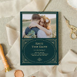 Save The Date Déco moderne | Emerald Green et Champagne Photo<br><div class="desc">Ce mariage séduisant sauve les cartes datées avec une touche moderne sur l'art déco classique. Un cadre géométrique et ornementé et imitation champagne or orné décorent un élégant arrière - plan vert émeraude avec votre photo personnelle préférée pour un look de mariage spectaculaire et vintage.</div>