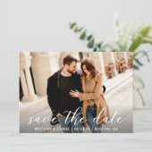 Save The Date Design moderne Script Couple Photo (Debout devant)