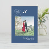 Save The Date Destination Mariage bleu avion Monogramme photo (Debout devant)