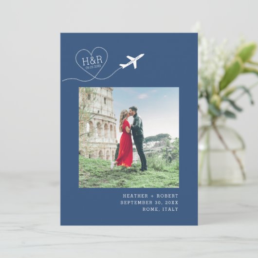 Save The Date Destination Mariage bleu avion Monogramme photo (Debout devant)