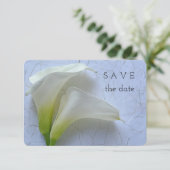 Save The Date Deux lys calla sur du papier texturé (Debout devant)