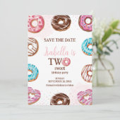 Save The Date Donut Two Sweet Girl Sprinkings 2e anniversaire (Debout devant)
