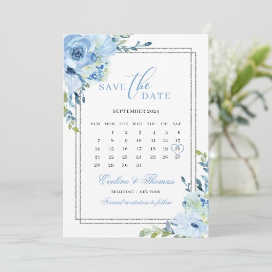 Save The Date Dusty bleu floral argent calendrier parties scinti (Debout devant)