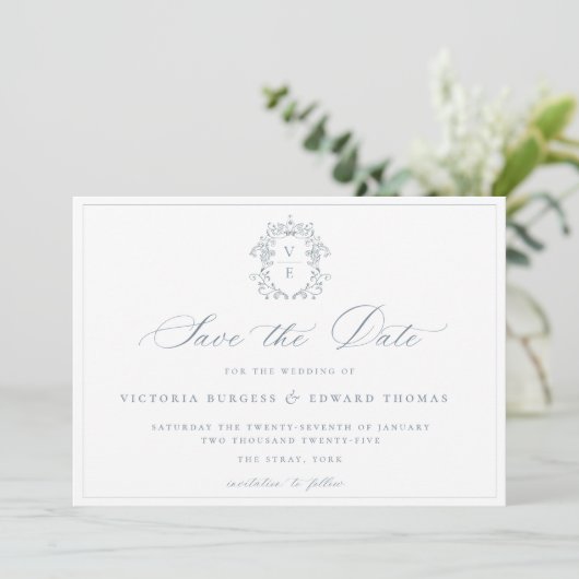 Save The Date Dusty Blue Crest Monogram Mariage QR Code (Debout devant)