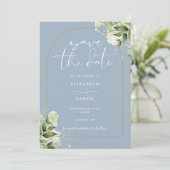 Save The Date Dusty Blue Greenery Gold Arch QR Code Mariage (Debout devant)