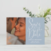 Save The Date Dusty Blue Mariage 2 Photo QR Code Élégant Script (Debout devant)