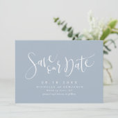 Save The Date Dusty Blue Modern Script Simple Enregistrer La Dat (Debout devant)