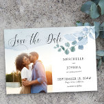 Save The Date Dusty Eucalyptus Mariage Élégant Foliage Photo<br><div class="desc">Élégant enregistrer la carte de date avec photo personnalisée, feuilles d'eucalyptus, lettrage manuel et lavage aquarelle. Ce design délicat a une aquarelle verdure et des feuillages dans les tons bleu poussiéreux gris et vert. Save the Date est écrit en calligraphie et le modèle est configuré pour vous personnaliser. Un design...</div>